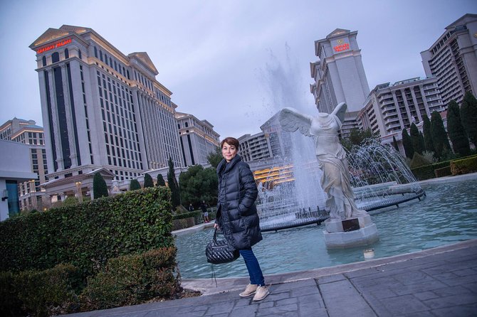 2 Hour Private Limo Photo Tour - Riding the Strip with a photographer