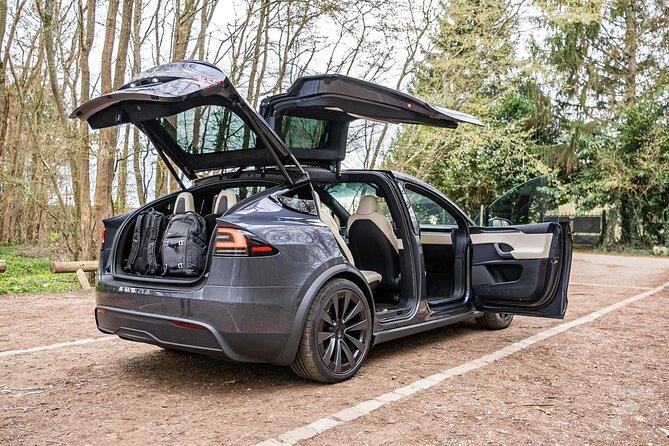 Arrival Private Transfer from Las Vegas Airport to Las Vegas by electric vehicle - The human touch from drivers such as Lorenzo and Venus