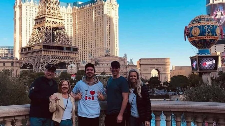 Explore Must-See Spots: Las Vegas Strip Walking Tour - Drinks, food deals, and the social style