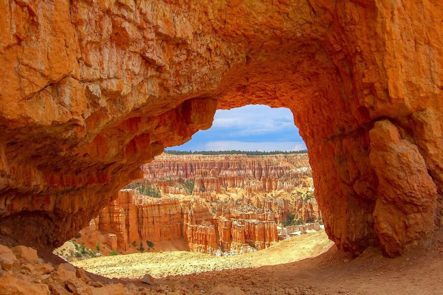 From Las Vegas: Zion and Bryce National Park Overnight Tour - How the guide and group size affect the day