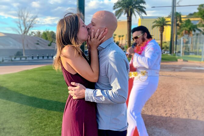 Get Married: Elvis Wedding + Las Vegas Sign + Photography - Legal wedding or playful ceremony?