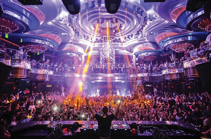 Las Vegas Club Crawl with Party Bus and Free Drinks - Moving through the second venue