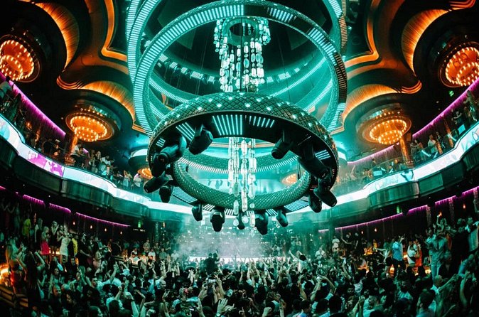 Las Vegas Club Crawl with Party Bus and Free Drinks - Third club and the Strip finale