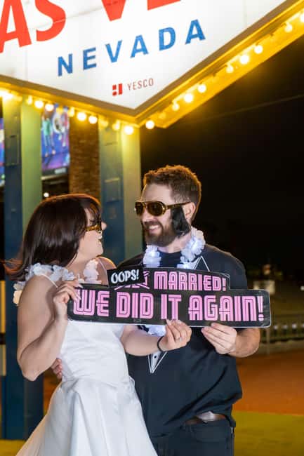 Las Vegas: Gold Elvis Vow Renewal or Wedding at Welcome Sign - The first dance with a live Elvis serenade
