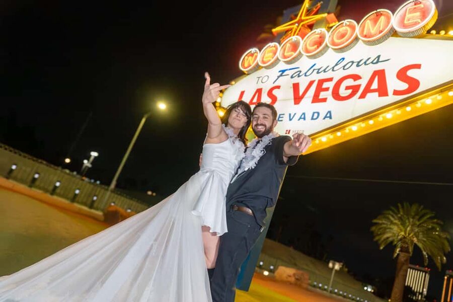 Las Vegas: Gold Elvis Vow Renewal or Wedding at Welcome Sign - Who will enjoy this experience most