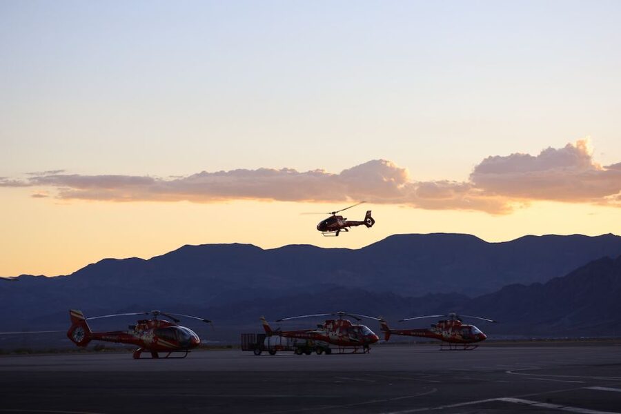 Las Vegas: Grand Canyon Helicopter Landing Tour - Champagne, snacks, and photo time