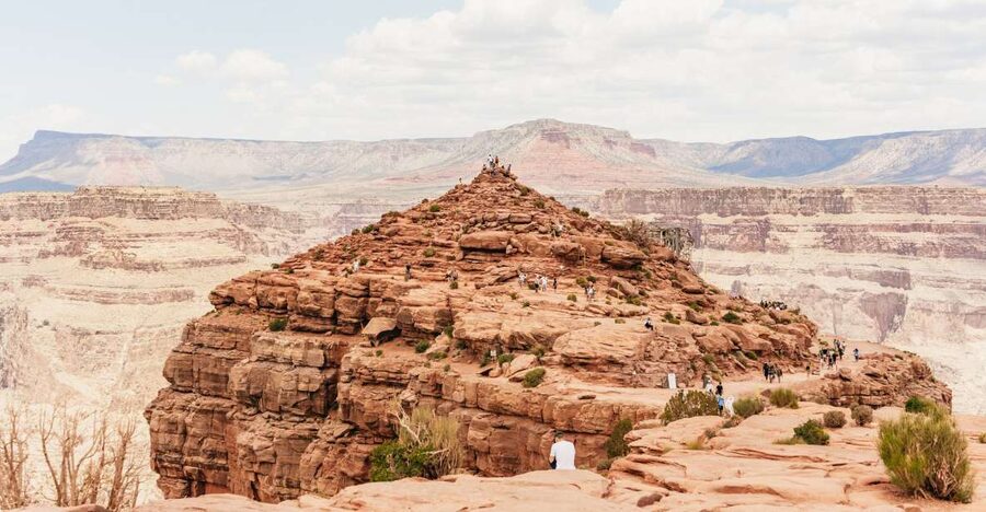 Las Vegas: Grand Canyon, Hoover Dam & Seven Magic Mountains - Starting with the Las Vegas sign and Seven Magic Mountains