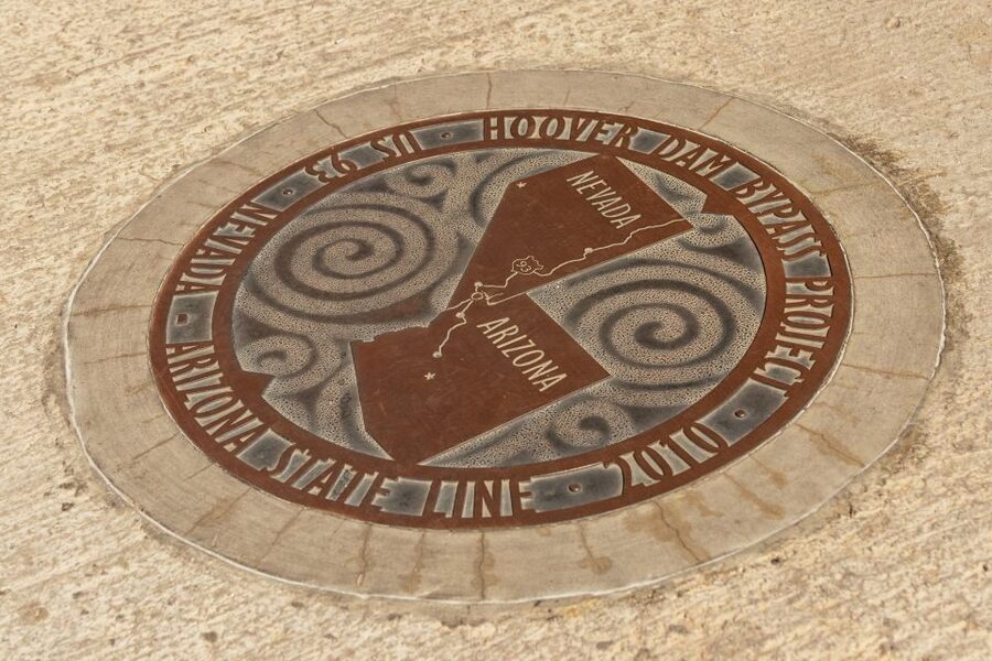 Las Vegas: Hoover Dam Ultimate VIP Tour with Lunch - Hoover Dam: concrete, cables, and human cost