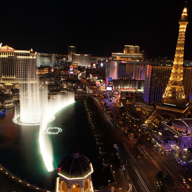 Las Vegas: Las Vegas Strip Night Tour en Español - Bellagio fountains bring the Strip to life