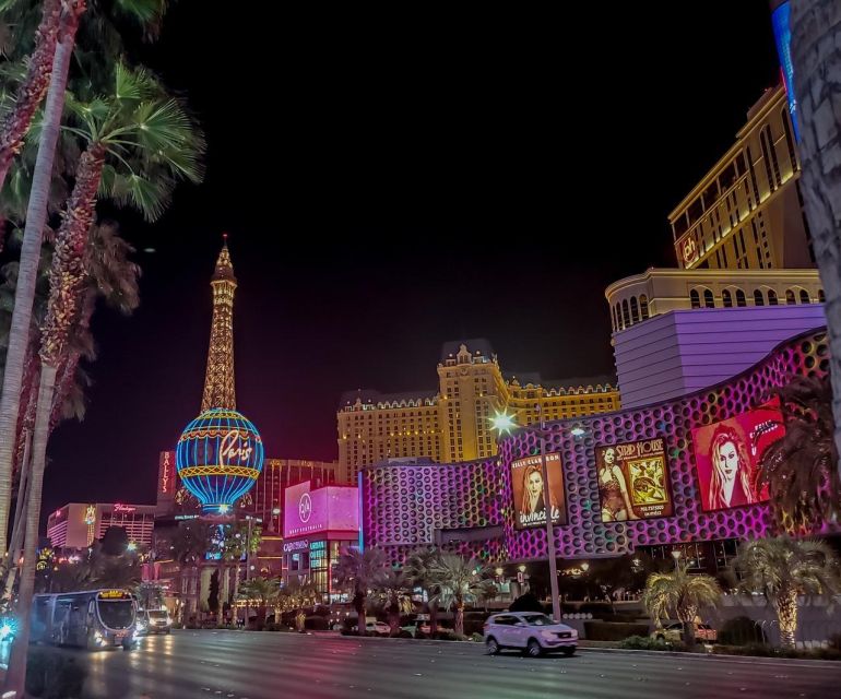 Las Vegas: Las Vegas Strip Night Tour en Español - Downtown Fremont Street shifts the mood