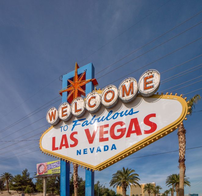 Las Vegas: Mojave Desert, 7 Magic Mountains, Vegas Sign Tour - Getting the classic Las Vegas sign photo