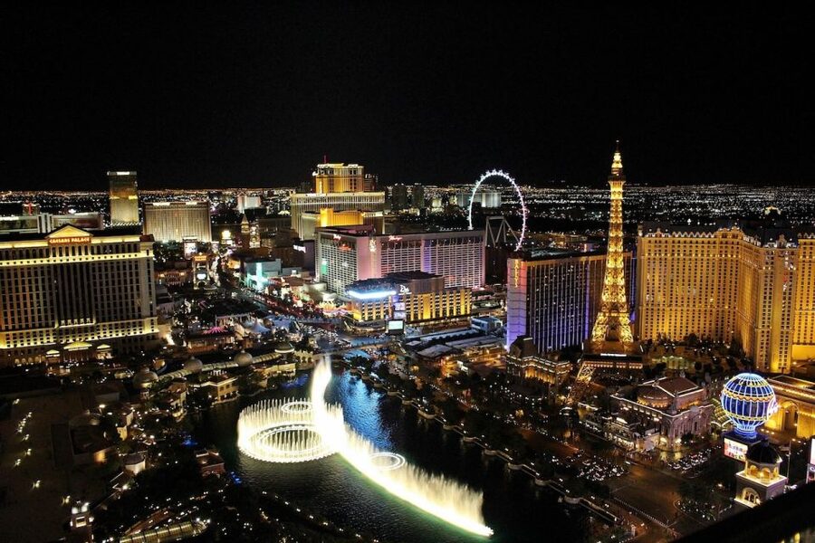 Las Vegas: Night Helicopter Flight over Las Vegas Strip - How the pilot and guide affect the ride