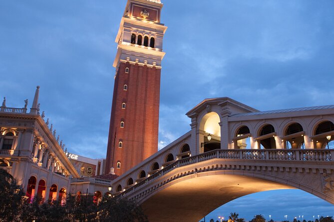 Las Vegas Night Tour in Spanish - Bellagio: flowers, glass, chocolate, and the fountains