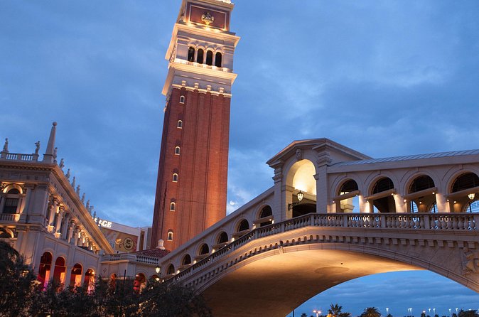 Las Vegas Night Tour in Spanish - Fremont Street: the older side of Las Vegas