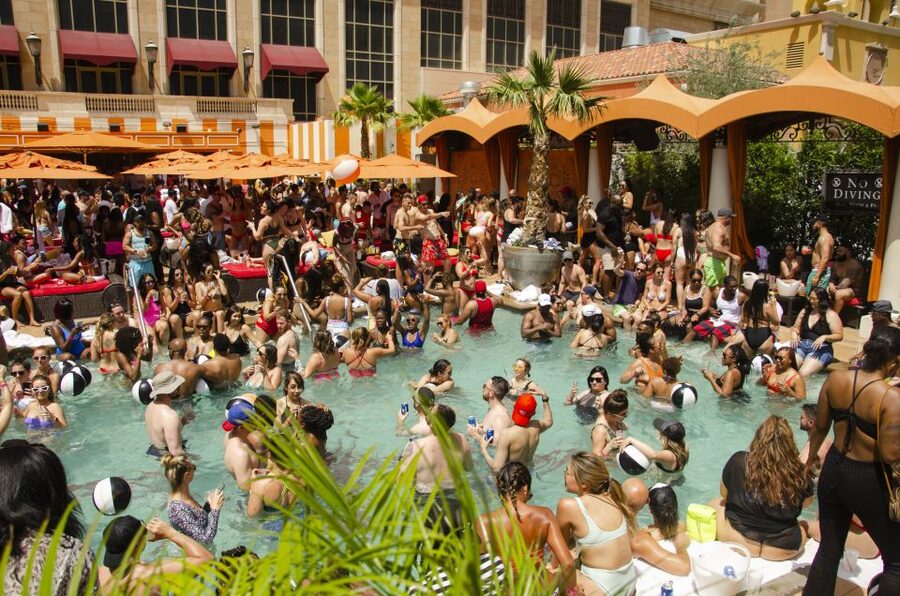 Las Vegas: Party Bus Day Club Tour with Drinks & Club Entry - Meeting at Commons Club inside Virgin Hotel