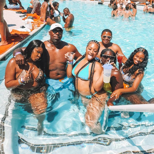Las Vegas: Pool Crawl with Free Drinks on the Party Bus - What the five-hour pool crawl is really like