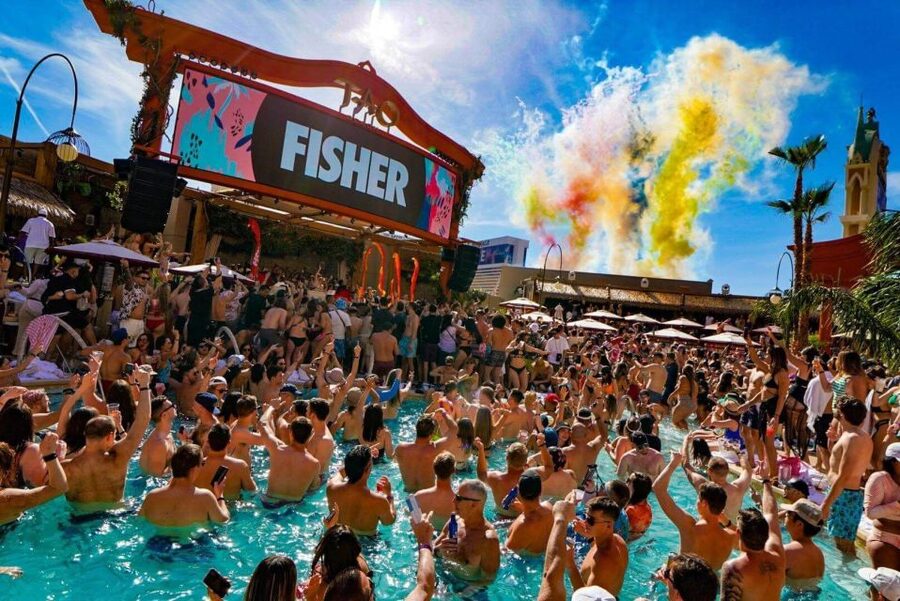 Las Vegas: Pool Party Crawl by Party Bus - The first venue: get into the day club quickly