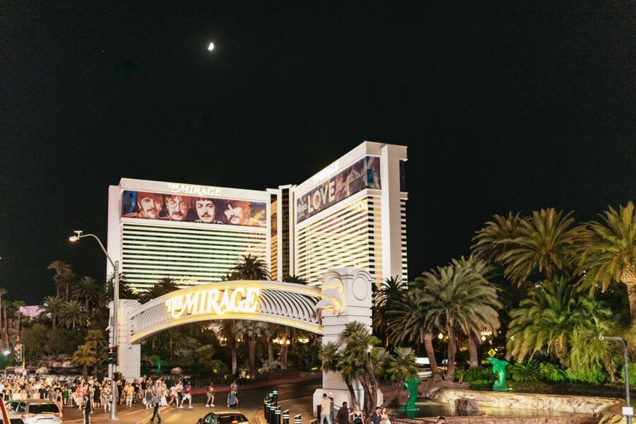 Las Vegas: Sightseeing Night Tour by Open-top Bus - The Welcome sign and photo expectations
