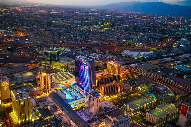 Las Vegas Strip Highlights by Helicopter at Night - Twelve minutes in the air