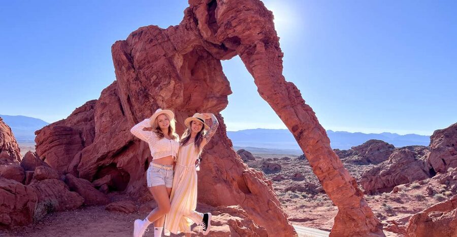 Las Vegas: Valley of Fire and Red Rock Canyon Day Trip - A guide who helps with both facts and photographs