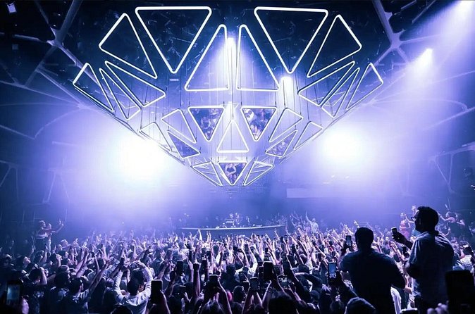 Las Vegas: VIP Club Crawl with Party Bus, Express Entry & Drinks - A social night that works well for solo visitors
