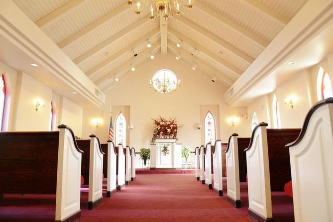 Las Vegas Wedding at A Special Memory Wedding Chapel - Flowers and Elvis add the Las Vegas flavor
