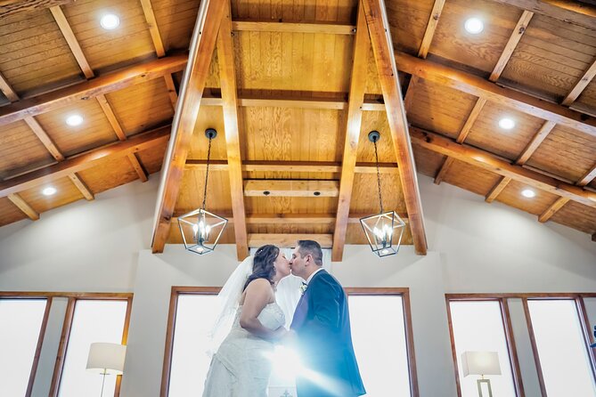 Las Vegas Wedding at The Little Vegas Chapel including Limousine Transportation - Key points at a glance