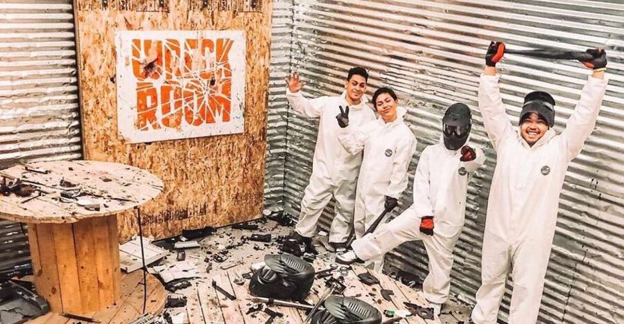 Las Vegas: Wreck Room Experience - Choosing between bats and crowbars