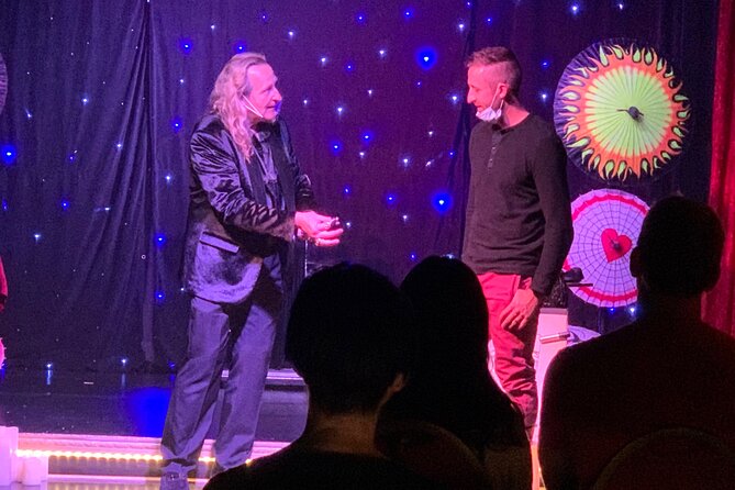 Magic Up Close Early Show at Las Vegas Magic Theater - How it compares with a large Strip production