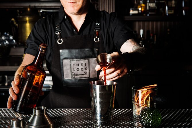 Mixology Masterclass at the Cabinet of Curiosities in Las Vegas - A 15-person group keeps it social