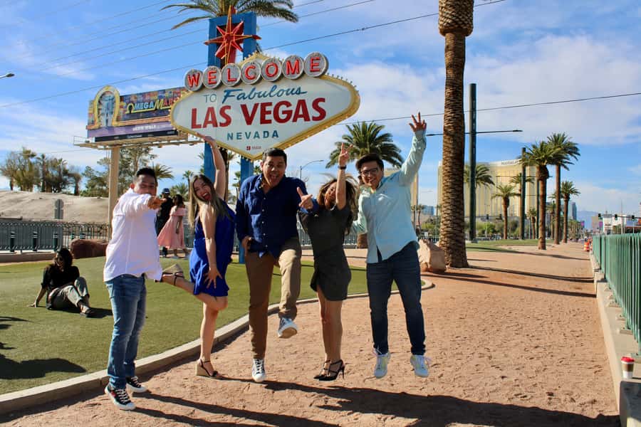 Private Limo 2.5hr Tour of Vegas with Champagne - A private view of Las Vegas from Fremont Street to the Strip