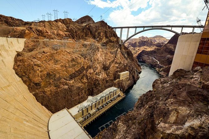 Private roundtrip from Las Vegas to Hoover Dam by SUV - 3.5 hrs - Choosing between a viewpoint stop and a paid dam tour
