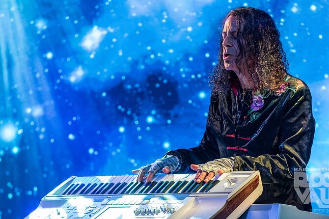Raiding the Rock Vault at the Hard Rock Cafe in Las Vegas - Why the small theater changes the night