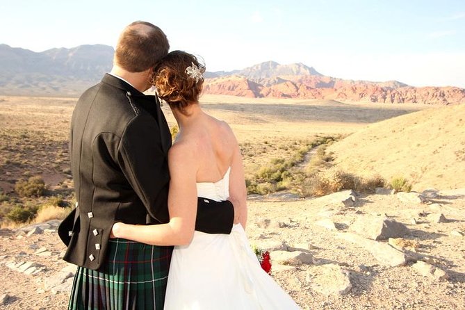 Red Rock Canyon Wedding by Private Limousine - A short ceremony framed by red rock