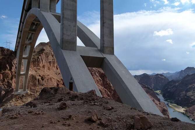 Small Group Hoover Dam, Powerplant & O'Callahan Bridge Tour - A quick photo at the Las Vegas sign