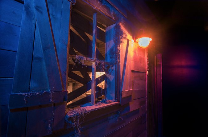The Cabin Escape room experience in Las Vegas - Solving clues as a group, not as five separate detectives