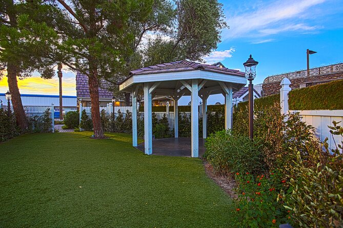 Traditional Las Vegas Wedding Package - Flowers, attire, beauty, and reception upgrades