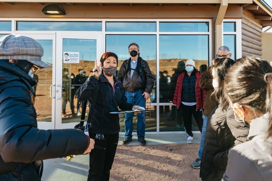 Vegas: Antelope Canyon & Horseshoe Bend Tour at Golden Hour - Guides, languages, and group style