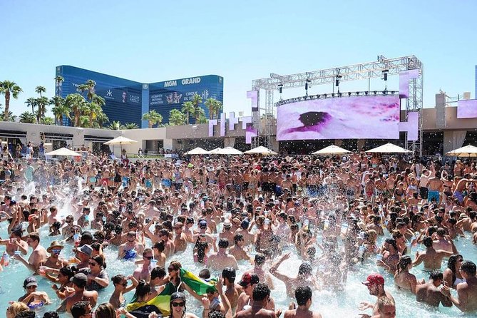 Vegas Pool Party Crawl by Party Bus w/ EZ Entry & Free Drinks - The party bus is the main event